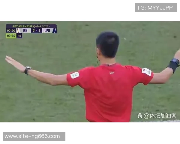 中国与伊朗比赛主裁判的判罚争议引发热议与讨论 中国与伊朗比赛主裁判的判罚争议引发热议与讨论